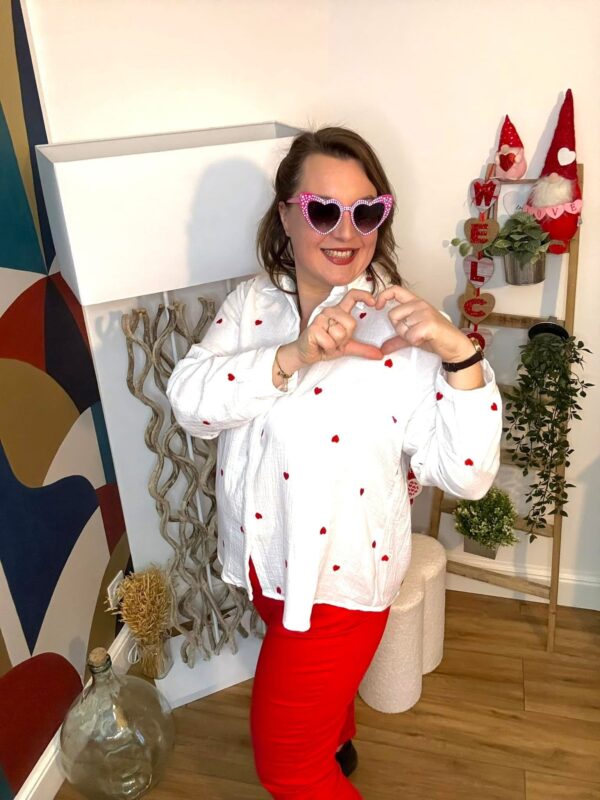 Chemise Blanche avec Cœur Rouge – Image 3