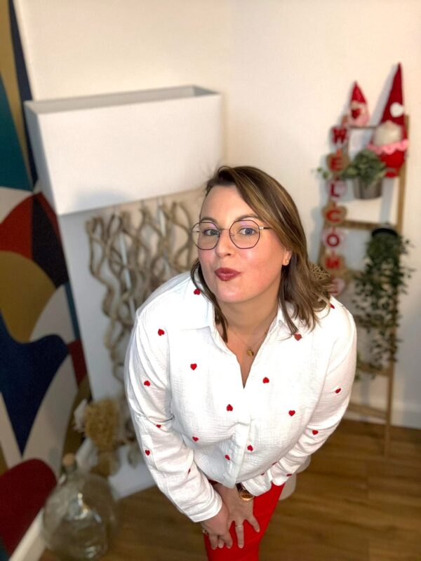 Chemise Blanche avec Cœur Rouge – Image 4