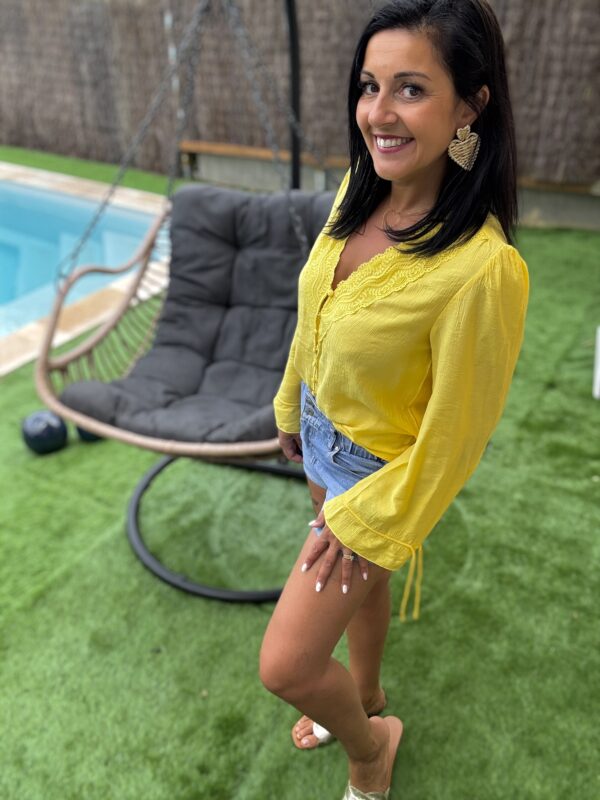 Blouse Jaune brodée – Image 3